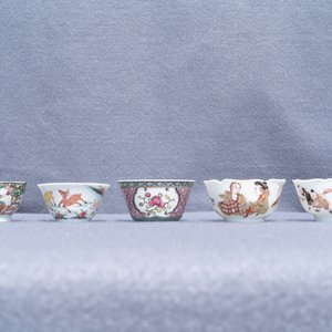 Zes Chinese famille rose schotels en vijf koppen, Kangxi en later — foto 12