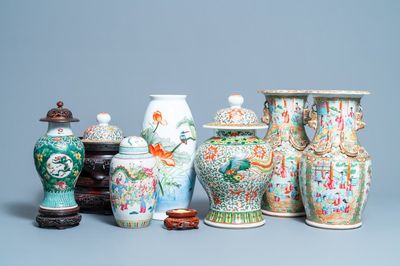 Zes Chinese famille rose vazen en diverse houten sokkels en deksels, 19/20e eeuw