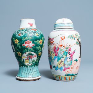 Zes Chinese famille rose vazen en diverse houten sokkels en deksels, 19/20e eeuw — foto 11