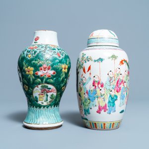 Zes Chinese famille rose vazen en diverse houten sokkels en deksels, 19/20e eeuw — foto 13