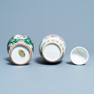 Zes Chinese famille rose vazen en diverse houten sokkels en deksels, 19/20e eeuw — foto 15