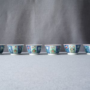 Zes Chinese famille verte koppen en schotels met florale vakverdeling, Kangxi — foto 15