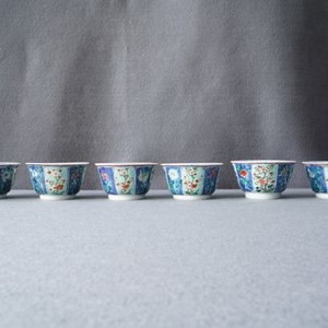 Zes Chinese famille verte koppen en schotels met florale vakverdeling, Kangxi — foto 16