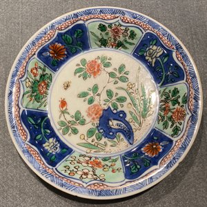 Zes Chinese famille verte koppen en schotels met florale vakverdeling, Kangxi — foto 24