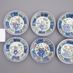 Zes Chinese famille verte koppen en schotels met florale vakverdeling, Kangxi — foto 10