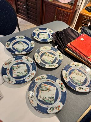 Zes Chinese famille verte 'Xie Qin Fang You 攜琴訪友' borden, Kangxi — foto 1