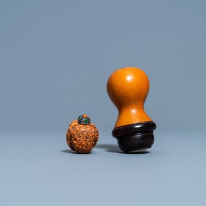 Zes Chinese gestoken pitten, een snuiffles in walnoot en een kalebashouten krekeldoosje, 19/20e eeuw — foto 5