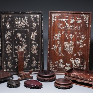 Zes Chinese houten sokkels en drie plateaus met inlegwerk van parelmoer, 19/20e eeuw — foto 1