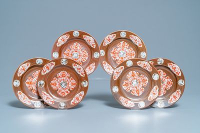 Zes Chinese ijzerrode en grisaille borden met capucijnbruine fondkleur, Qianlong