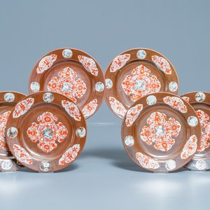 Zes Chinese ijzerrode en grisaille borden met capucijnbruine fondkleur, Qianlong — foto 1