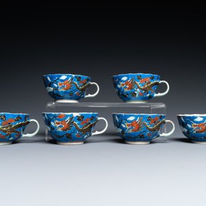 Zes Chinese koppen en schotels met draken op blauwe fondkleur, 19e eeuw — foto 4