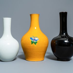 Zes Chinese monochrome flesvormige vazen, 18e eeuw en later — foto 10