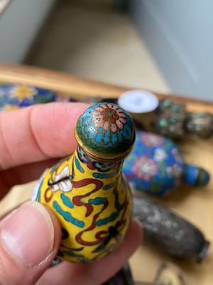 Zes Chinese snuifflessen in zilver en cloisonné, 19/20e eeuw — foto 12