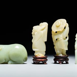 Zes Chinese witte en celadon jade snijstukken, 19/20e eeuw — foto 6