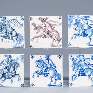 Zes Delftse blauwwitte en mangane tegels met fijne ruiters, 17/18e eeuw — foto 1