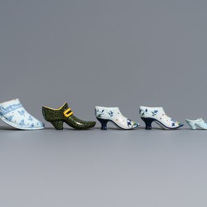 Zes Delftse en Frans aardewerken modellen van schoentjes en muiltjes, 18/19e eeuw — foto 3
