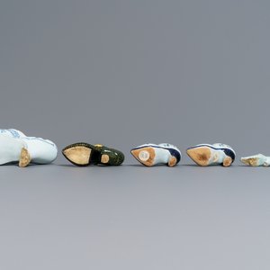 Zes Delftse en Frans aardewerken modellen van schoentjes en muiltjes, 18/19e eeuw — foto 6