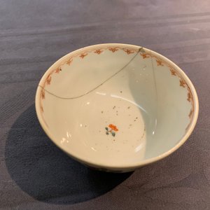 Zes diverse Chinese famille rose en Imari-stijl koppen en schotels, 18e eeuw — foto 12