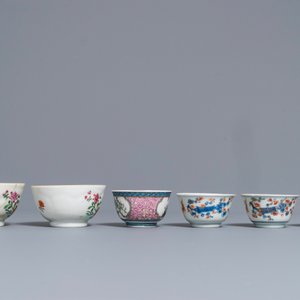Zes diverse Chinese famille rose en Imari-stijl koppen en schotels, 18e eeuw — foto 5