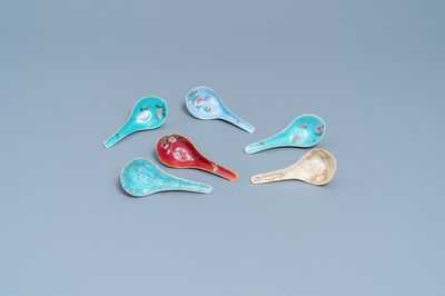 Zes diverse Chinese geëmailleerde lepels, 19/20e eeuw