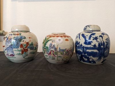 Zes diverse Chinese porseleinen vazen en een dekseldoos, 19/20e eeuw — foto 1