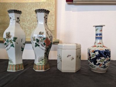 Zes diverse Chinese porseleinen vazen en een dekseldoos, 19/20e eeuw — foto 13