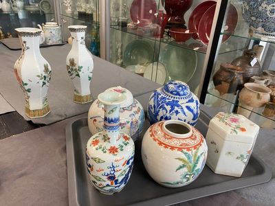 Zes diverse Chinese porseleinen vazen en een dekseldoos, 19/20e eeuw — foto 14