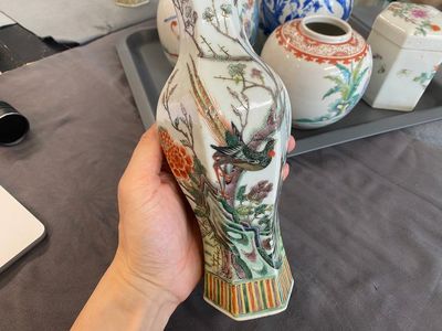 Zes diverse Chinese porseleinen vazen en een dekseldoos, 19/20e eeuw — foto 19