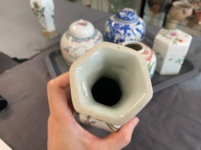 Zes diverse Chinese porseleinen vazen en een dekseldoos, 19/20e eeuw — foto 21