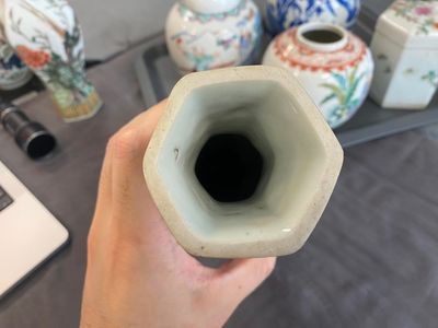 Zes diverse Chinese porseleinen vazen en een dekseldoos, 19/20e eeuw — foto 22