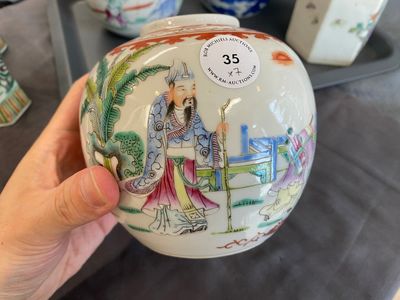 Zes diverse Chinese porseleinen vazen en een dekseldoos, 19/20e eeuw — foto 25