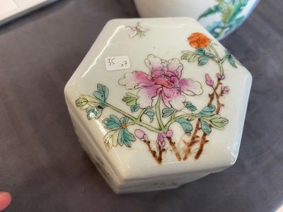 Zes diverse Chinese porseleinen vazen en een dekseldoos, 19/20e eeuw — foto 28