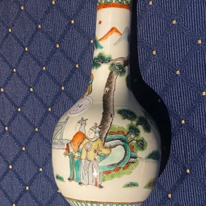 Zes diverse Chinese vazen en een zegelpastadoosje in zacht porselein, 19/20e eeuw — foto 26