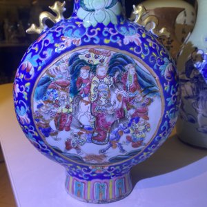 Zes diverse Chinese vazen en een zegelpastadoosje in zacht porselein, 19/20e eeuw — foto 29