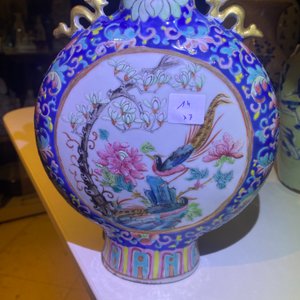Zes diverse Chinese vazen en een zegelpastadoosje in zacht porselein, 19/20e eeuw — foto 32
