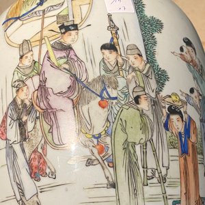 Zes diverse Chinese vazen en een zegelpastadoosje in zacht porselein, 19/20e eeuw — foto 36