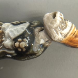 Zes diverse Japanse netsuke in ivoor en porselein, Meiji/Taisho, 19/20e eeuw — foto 11