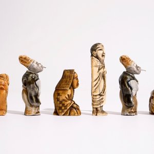 Zes diverse Japanse netsuke in ivoor en porselein, Meiji/Taisho, 19/20e eeuw — foto 3