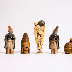 Zes diverse Japanse netsuke in ivoor en porselein, Meiji/Taisho, 19/20e eeuw — foto 4