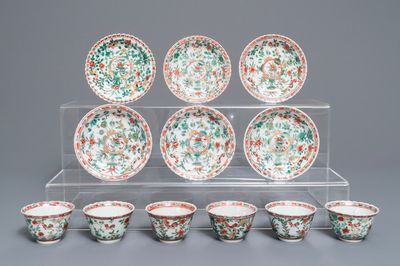 Zes gelobde Chinese famille verte koppen en schotels met hanen en bloemen, Kangxi