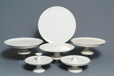 Zes grote witte tazza in Frans porselein, 19e eeuw