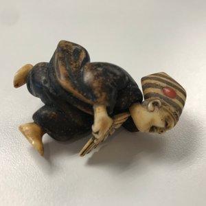 Zes Japanse ivoren en houten netsuke, Meiji/Showa, 19/20e eeuw — foto 6