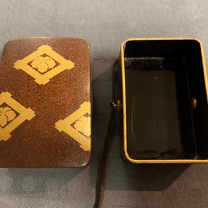 Zes Japanse lakwerk dekseldozen, w.o. een 'suzuribako' schrijfdoos, Meiji/Showa, 19/20e eeuw — foto 17