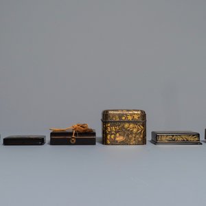 Zes Japanse lakwerk dekseldozen, w.o. een 'suzuribako' schrijfdoos, Meiji/Showa, 19/20e eeuw — foto 6