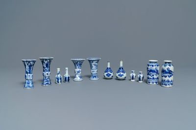 Zes paar Chinese blauw-witte miniatuur vaasjes, Kangxi