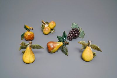 Zes polychrome Delftse modellen van appels, peren en druiven, 18e eeuw