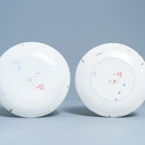 Zes polychrome en blauw-witte Delftse borden en een schotel, 18e eeuw — foto 7