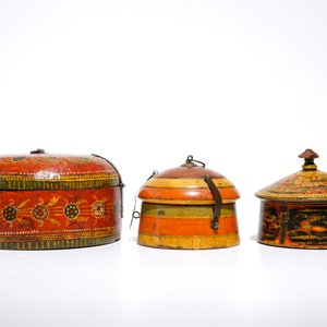 Zes polychroom beschilderde houten dekseldozen met beslag, India en Afghanistan, 19/20e eeuw — foto 5