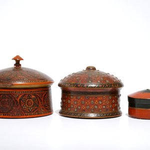 Zes polychroom beschilderde houten dekseldozen met beslag, India en Afghanistan, 19/20e eeuw — foto 10