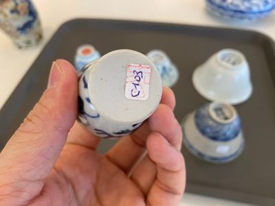 Zes stukken Chinees blauw-wit scheepswrakporselein, Transitie periode en later — foto 7